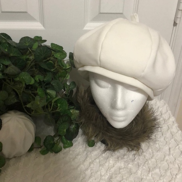 Vintage White Beret Hat / 8 inch circumference